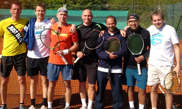 Gruppenfoto auf dem Tennisplatz