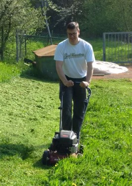 Jürgen Lechner beim Rasenmähen
